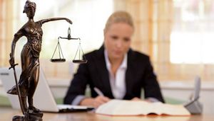 В чем разница между юристом и адвокатом?
